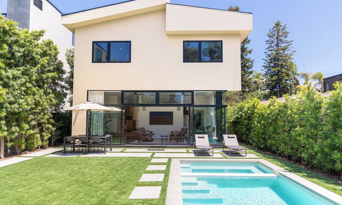 Venice House | Private wellness home with pool, sauna, & cold plunge - in the center of Venice.