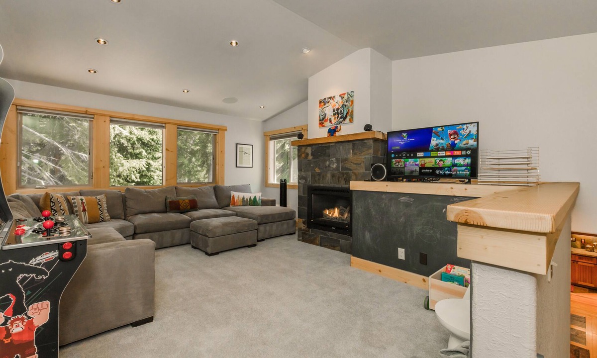Truckee House | Prosser Paradise Hot Tub, Arcade, Walk 2 Prosser Reservoir, Exercise Equip, Kid Toys & Air Purifiers