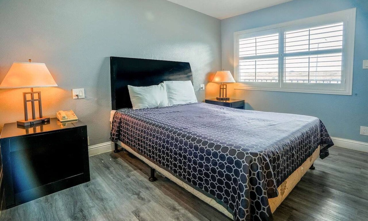 Buttonwillow Apartment | Queen Bed Non-Smoking