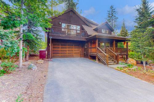 Truckee House | Quiet Cottage with Deck & Firepit - Near Skiing Golf Park & Water Sports