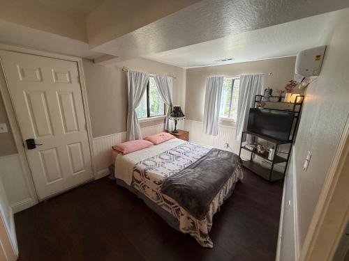 Placerville House | Quirky, peaceful, private studio with deck, 2 mins from downtown