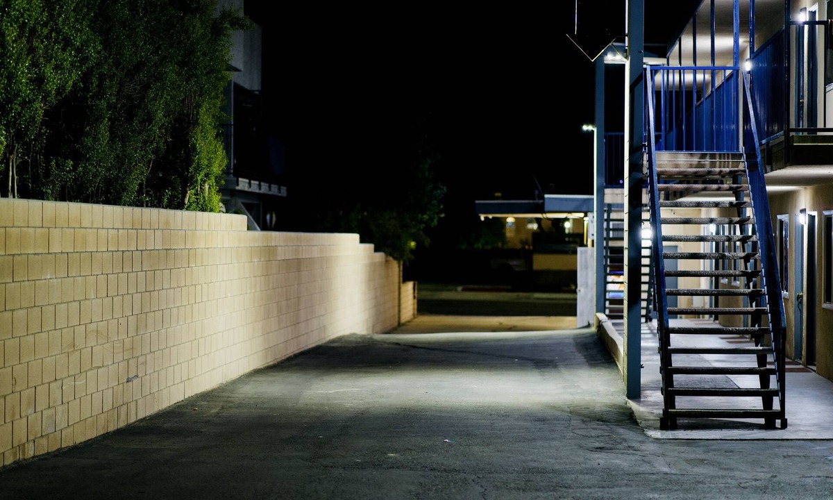 Ontario Hotel | Red Carpet Motel
