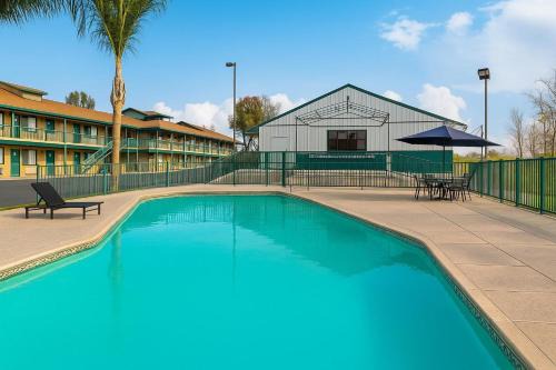 Lemoore Hotel | Red Lion Inn & Suites Lemoore