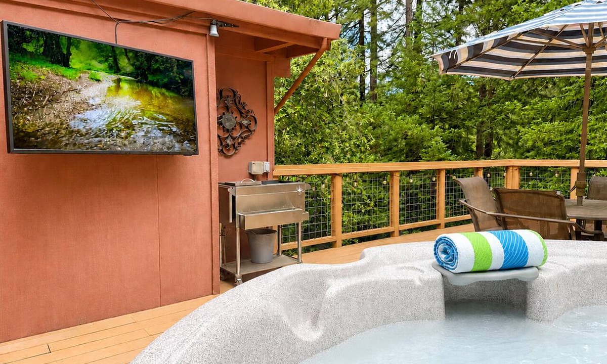 Guerneville House | Redwood Canopy Getaway! Guerneville~Russian River! EV~Hot Tub!~TreeFort
