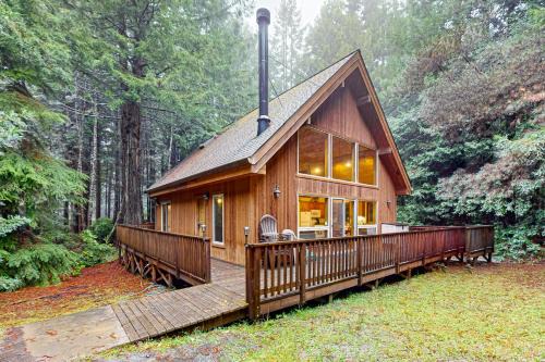 Mendocino House | Redwood Rest Getaway - Cedar Home with Loft & Deck