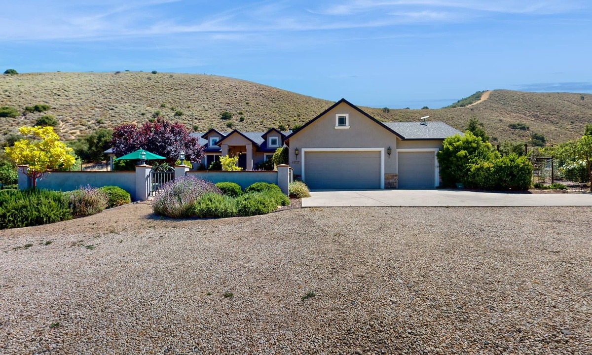 King City House | Relaxing getaway with stunning views - private grill, jacuzzi & pool