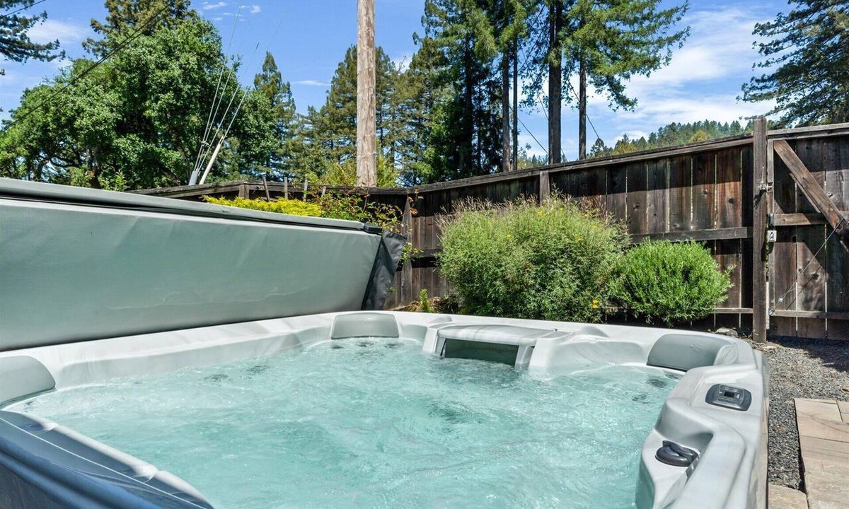 Guerneville House | Relaxing Retreat~Hot Tub~Yard~Near Russian River ~Dog–Guerneville Escape