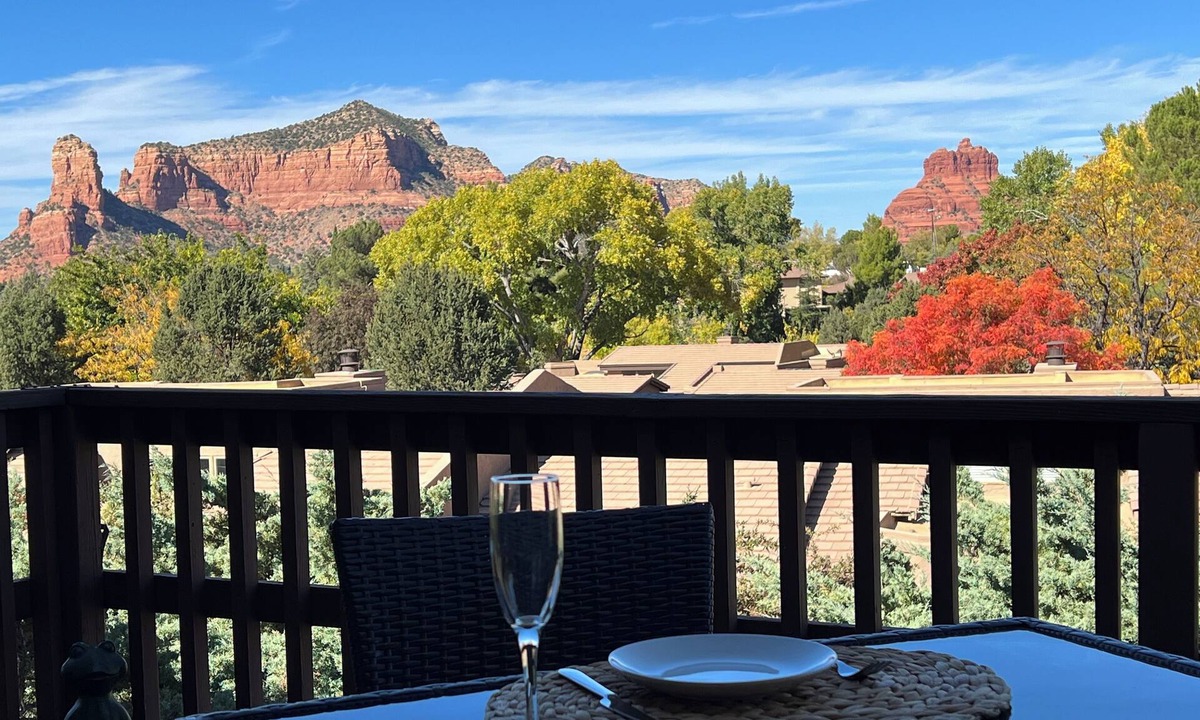 Oak Creek House | Remodeled Sedona Townhome on Golf Course – Stunning Red Rock Views !