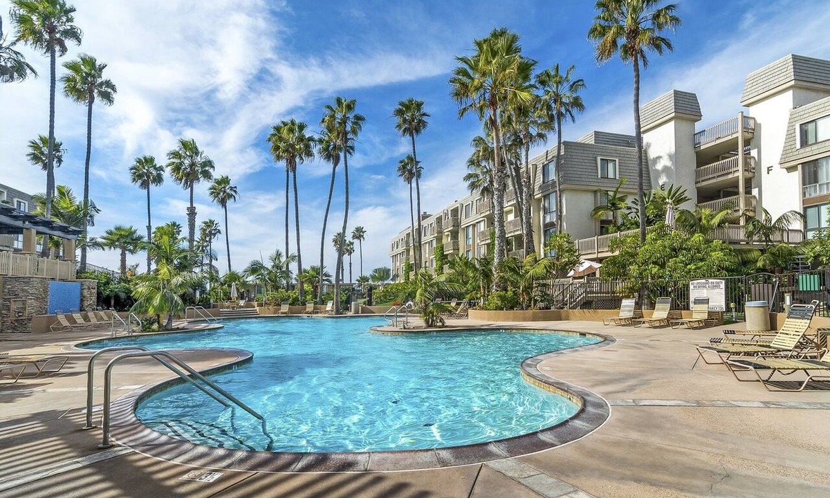 Townsite Condo | Resort Living Steps from White Sandy Beaches! Gym/Pools/Pier