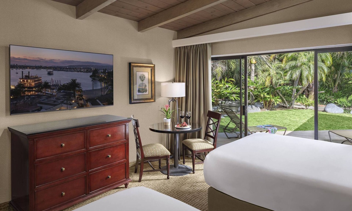 Central Mission Beach Hostel | Resort Queens at Bahia Resort Hotel, Spa & Tennis, Steps from Mission Bay