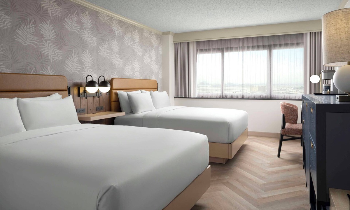 Los Angeles Hotel | Revamped Guest Rooms! | Fitness Center, Airport Shuttle, Pool