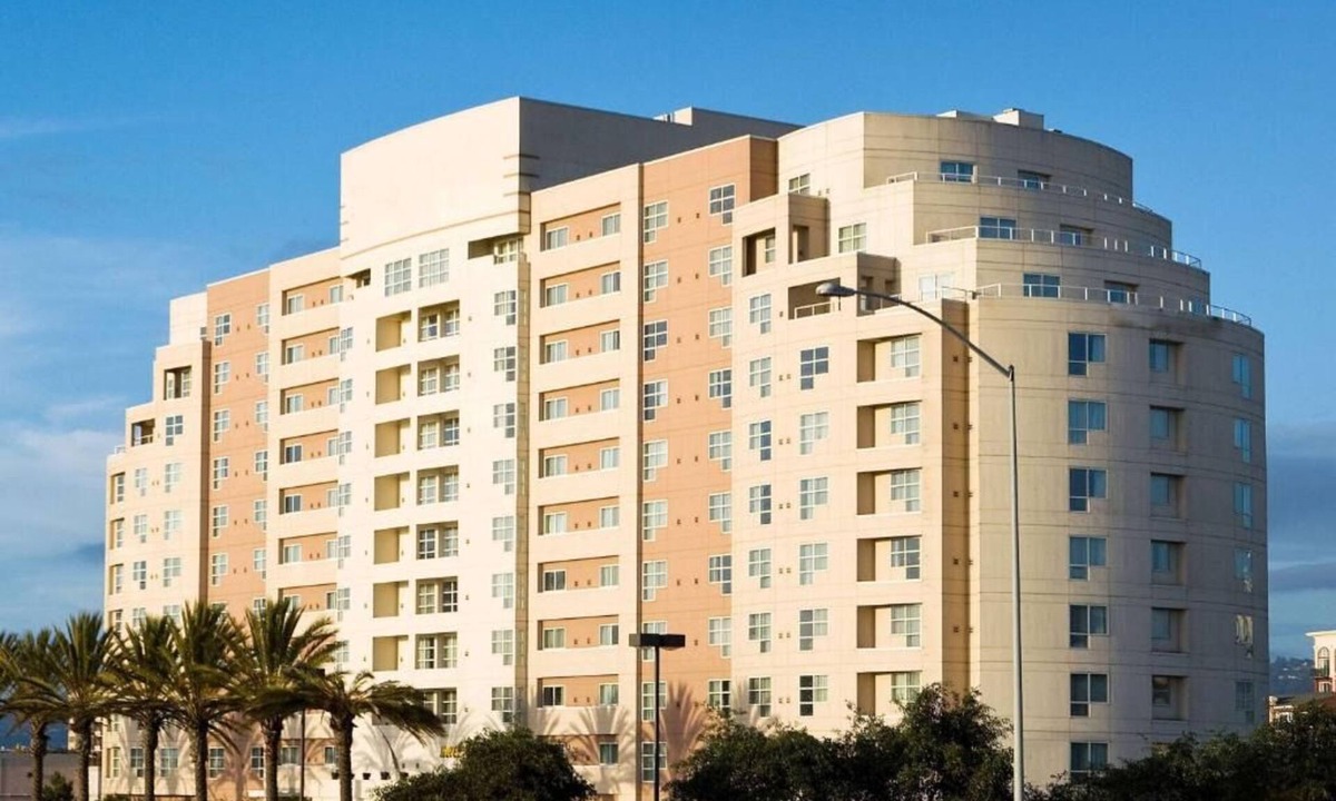 Emeryville Hotel | Revel in the Lap of Luxury! Minutes from Emeryville Community Organic Garden