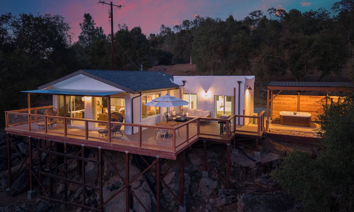 Yosemite Lakes House | River House at Yosemite Hot Tub & Outdoor Shower!