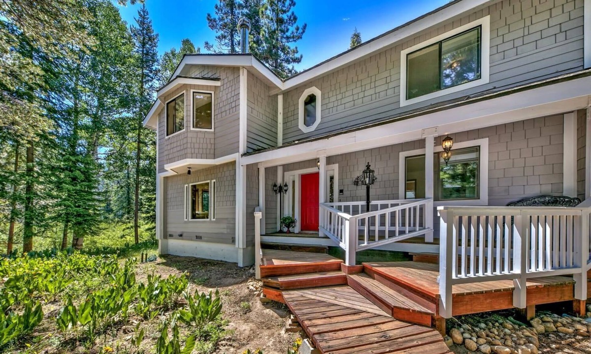 Christmas Valley House | River View Retreat-come play in the mountains, hike, explore.