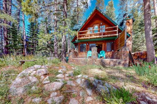 Pla-Vada Woodlands House | Riverfront dog-friendly retreat with a rustic flair & wood stove near skiing