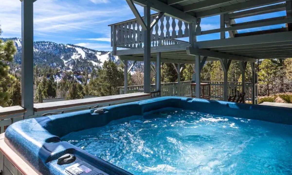 Upper Moonridge Ski Chalet | "Robins Nest" Ski Slope Views, spa, new pool tbl, pets welcome.