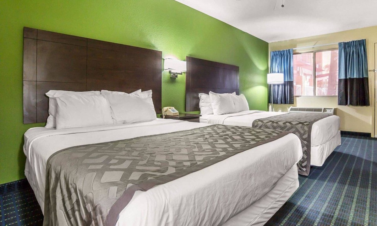 Needles Hotel | Rodeway Inn & Suites Needles