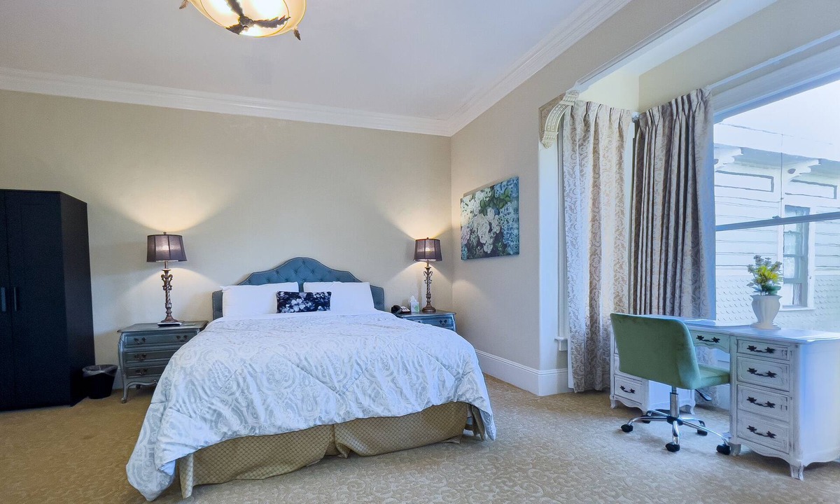 Salinas House | Romantic King Suite Courtyard View Near Monterey