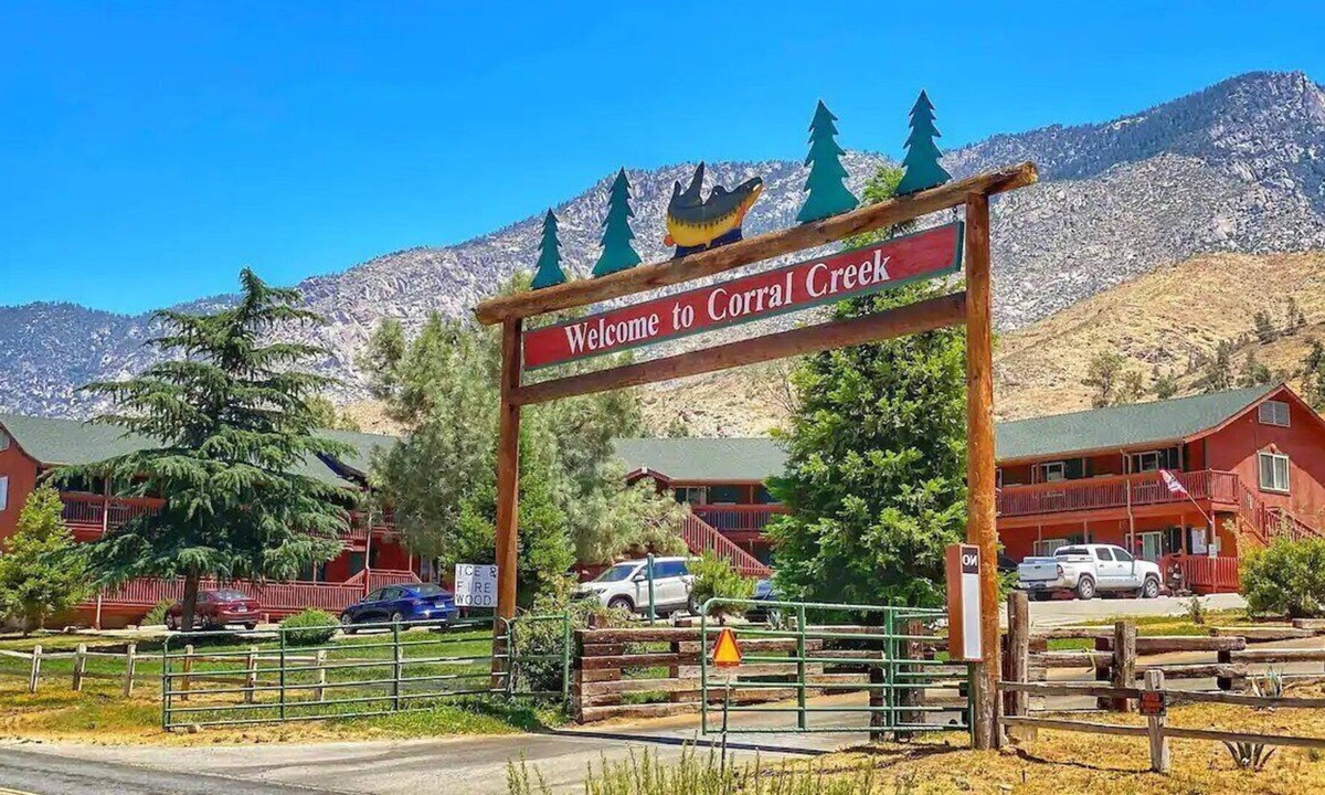 Kernville Cabin | Room 04 (Pet Friendly) King Studio Kitchenette