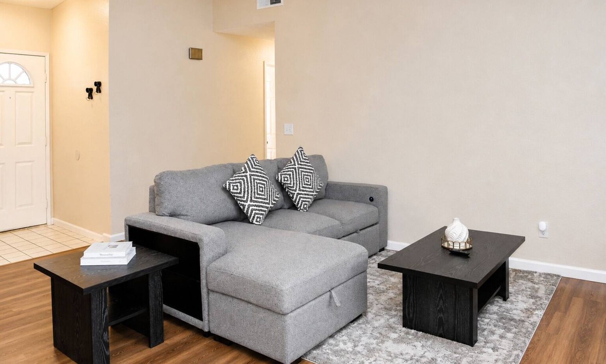 Hanford House | Roomy 3BR & 2BA Retreat with Laundry & King Bed