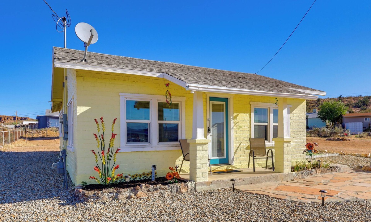 Kingman House | Route 66 Roadtripper Retreat w/Private Backyard