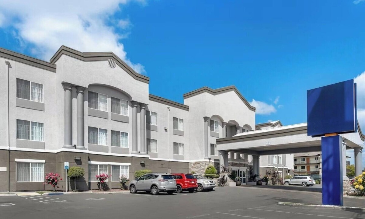 Southeastern Sacramento Hotel | Sacramento Queen Studio w/Gym & Pool