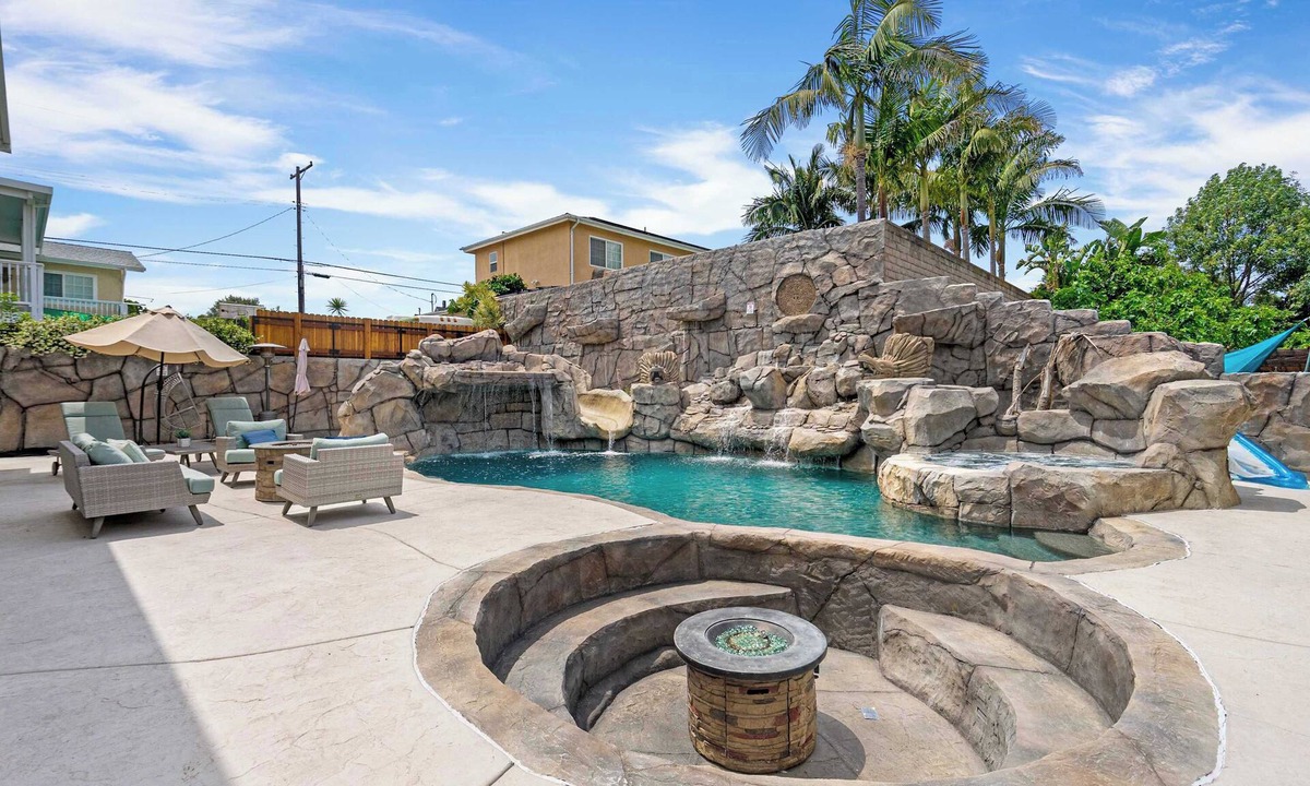 Northwest San Pedro House | San Pedro 5BR | Pool + Hot Tub + Views | C&C
