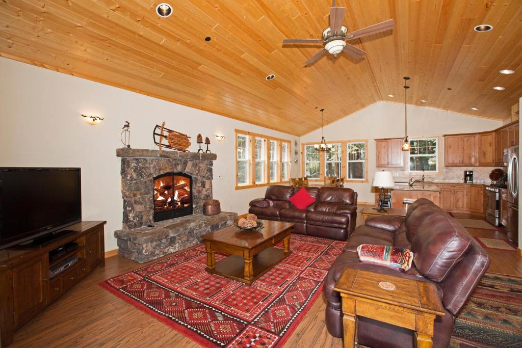 Homewood House | Sans Souci Terrace on the West Shore- 4 BR Cabin, Avail as a Ski Lease, Near Skiing!