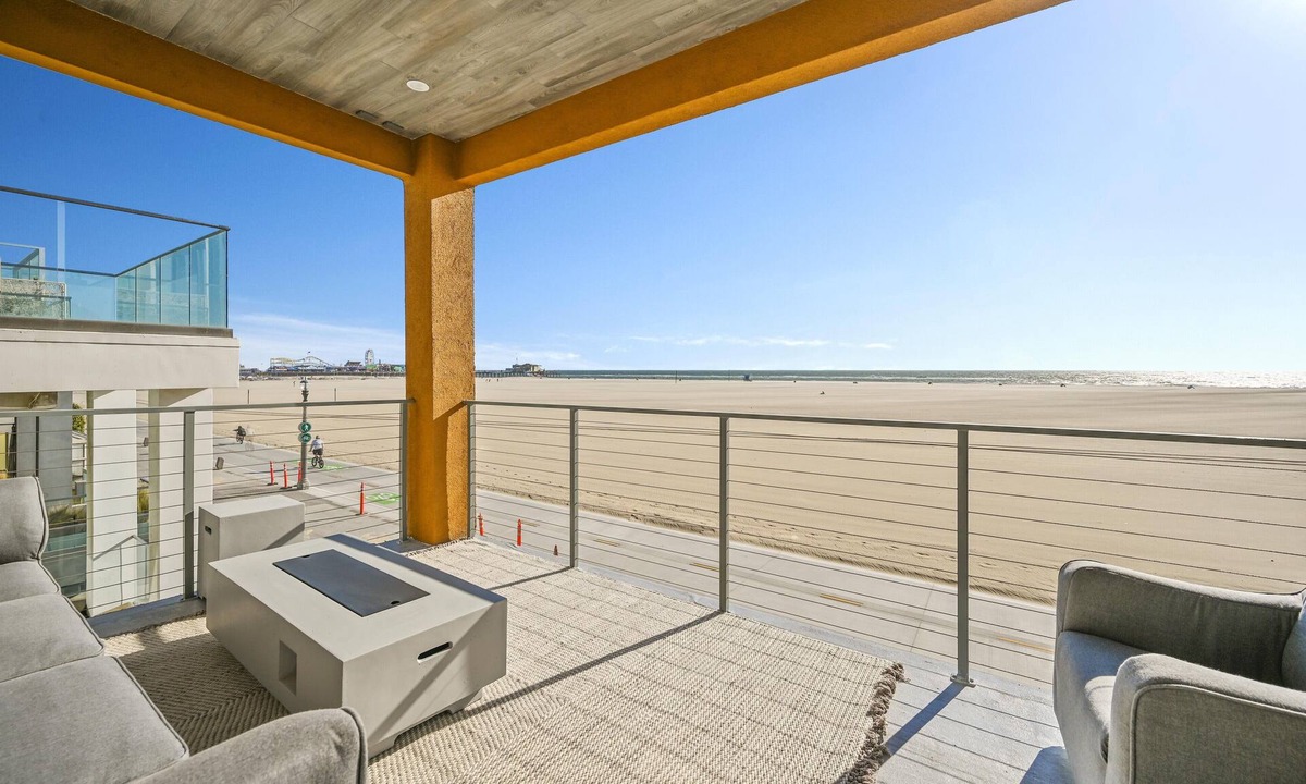 Downtown House | Santa Monica Beach Front Estate-Next to SM Pier - 2025 Renovations