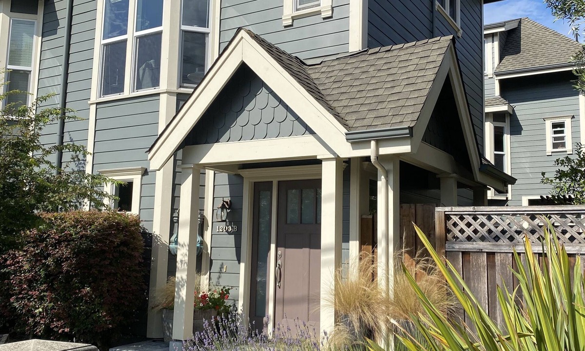 Seabright House | Seabright unique retreat. Townhouse radiant with natural light and decor.