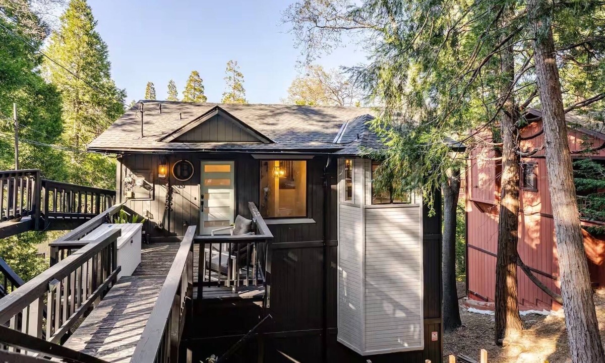 Crestline Cabin | Serene Treetop Getaway- Cozy & Modern Tri-level Mountain Cabin