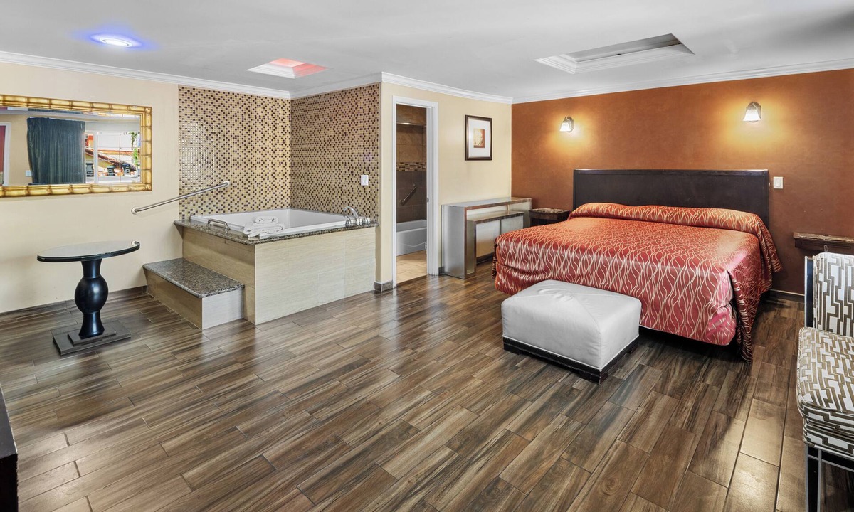Orange Hotel | Sky Palm Motel