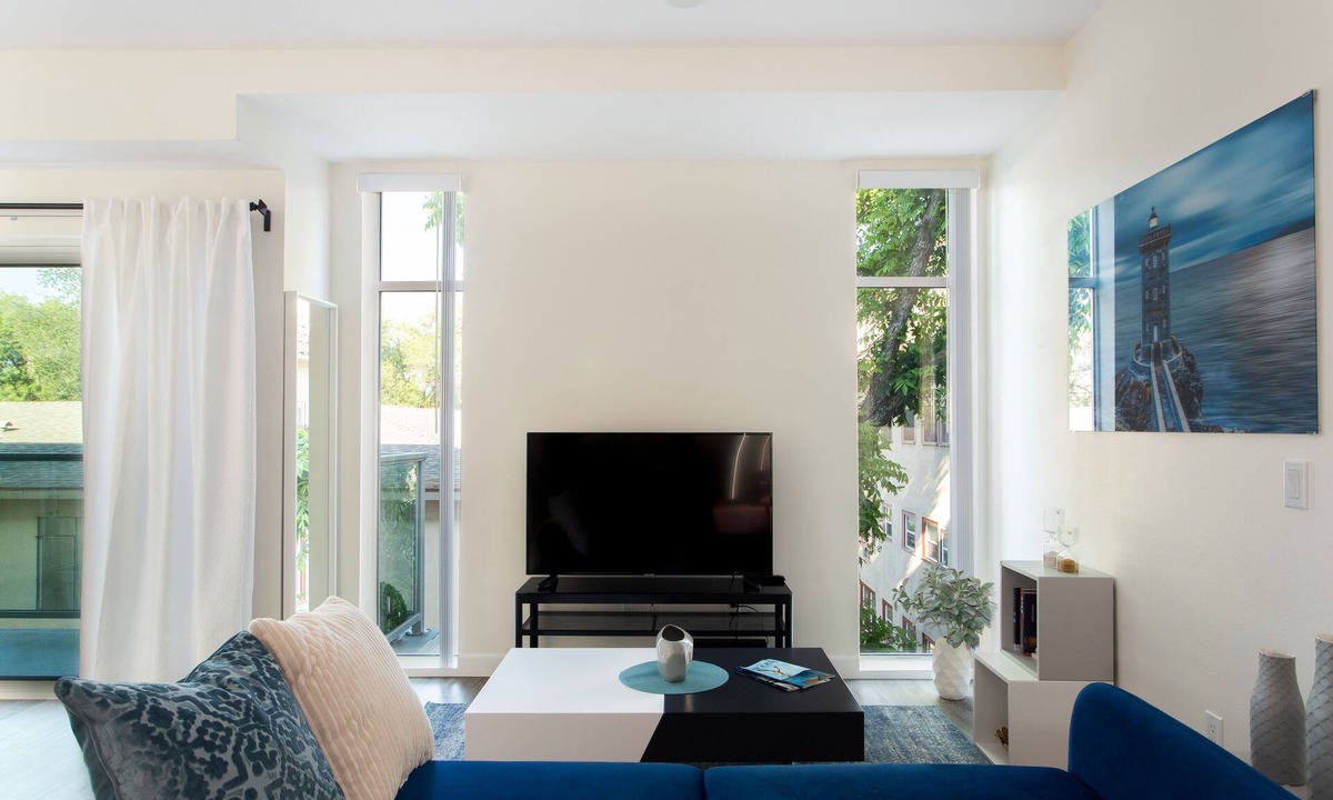 South Arroyo Apartment | Sleek and Central Studio in Old Town Pasadena