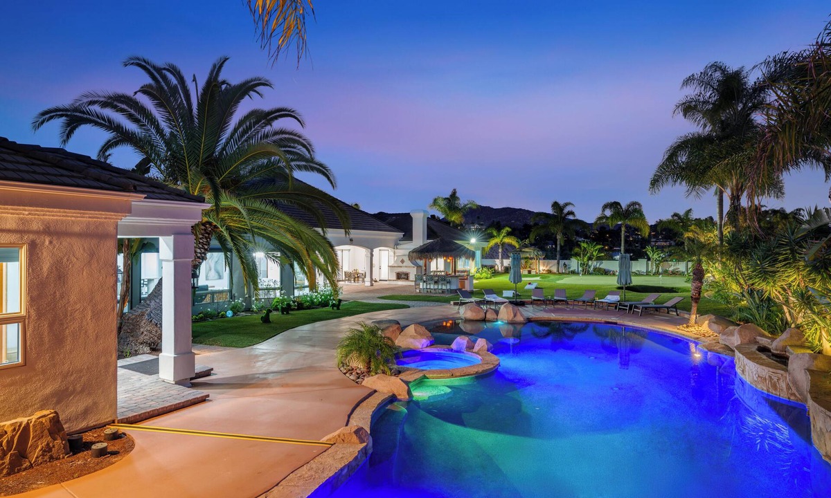 Poway House | Sleeps 20 | Pool + Slide + Spa + Putting Green | Near Wineries | Barrel & Crest