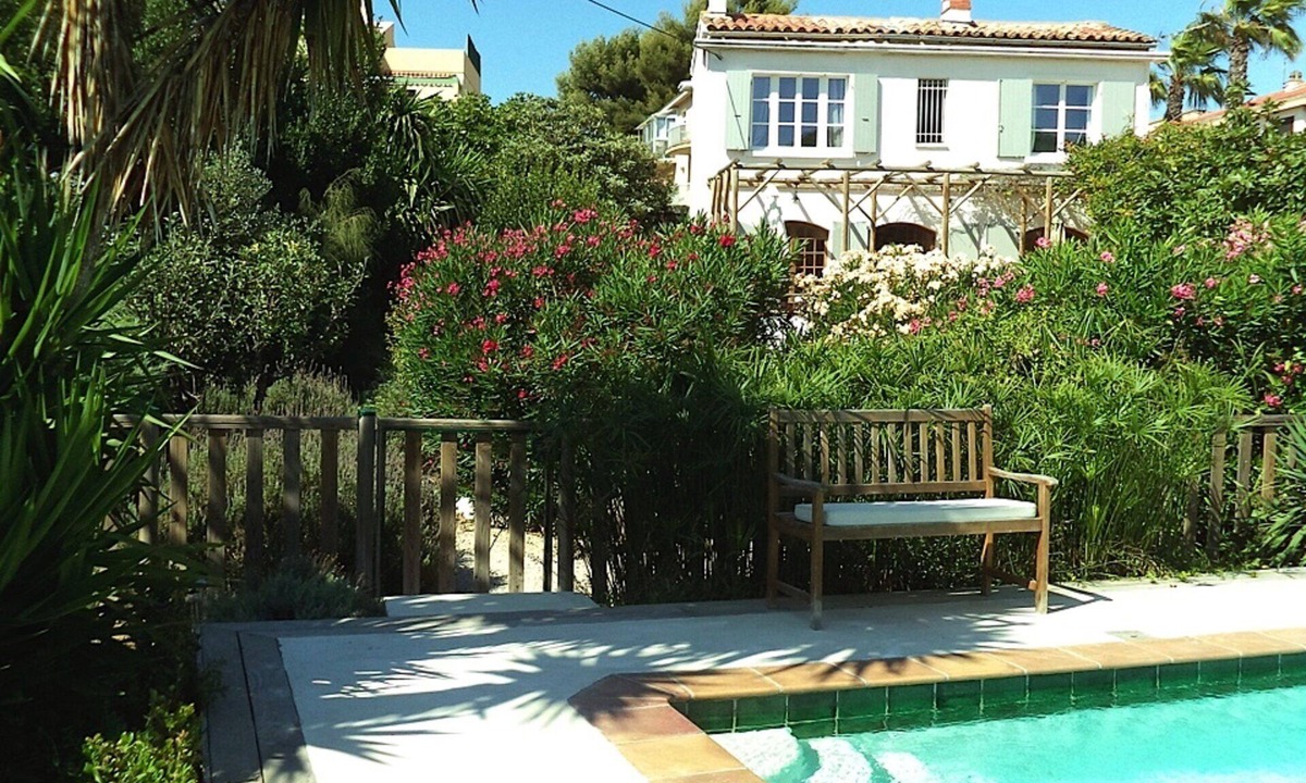 Sanary-sur-Mer House | So close from the beach! Village house with garden and securised pool in Sanary