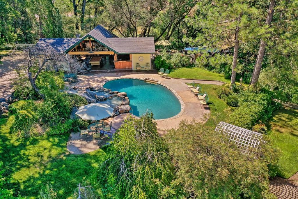 Sonora House | Sonora Home on 10 Resort Acres with Shared Pool!
