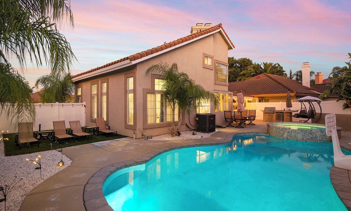 Temecula House | Spacious 4-bedroom house in the Center of Temecula with Heated Pool