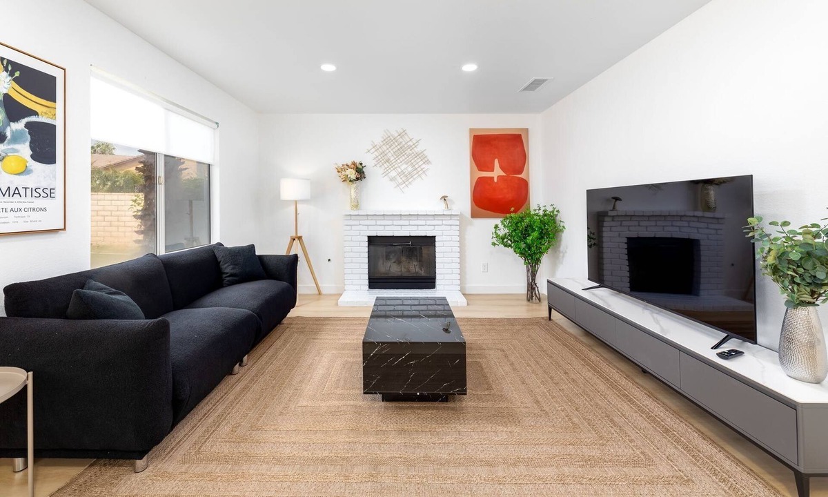 Ontario House | Spacious 4-bedroom house in nice Ontario with Large Yard