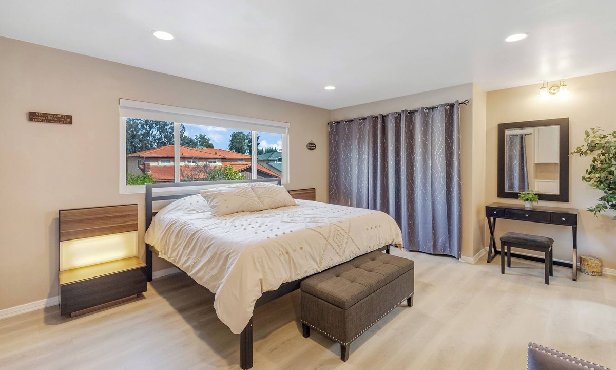 Tarzana House | Spacious 4-bedroom house in tranquil Los Angeles with AC
