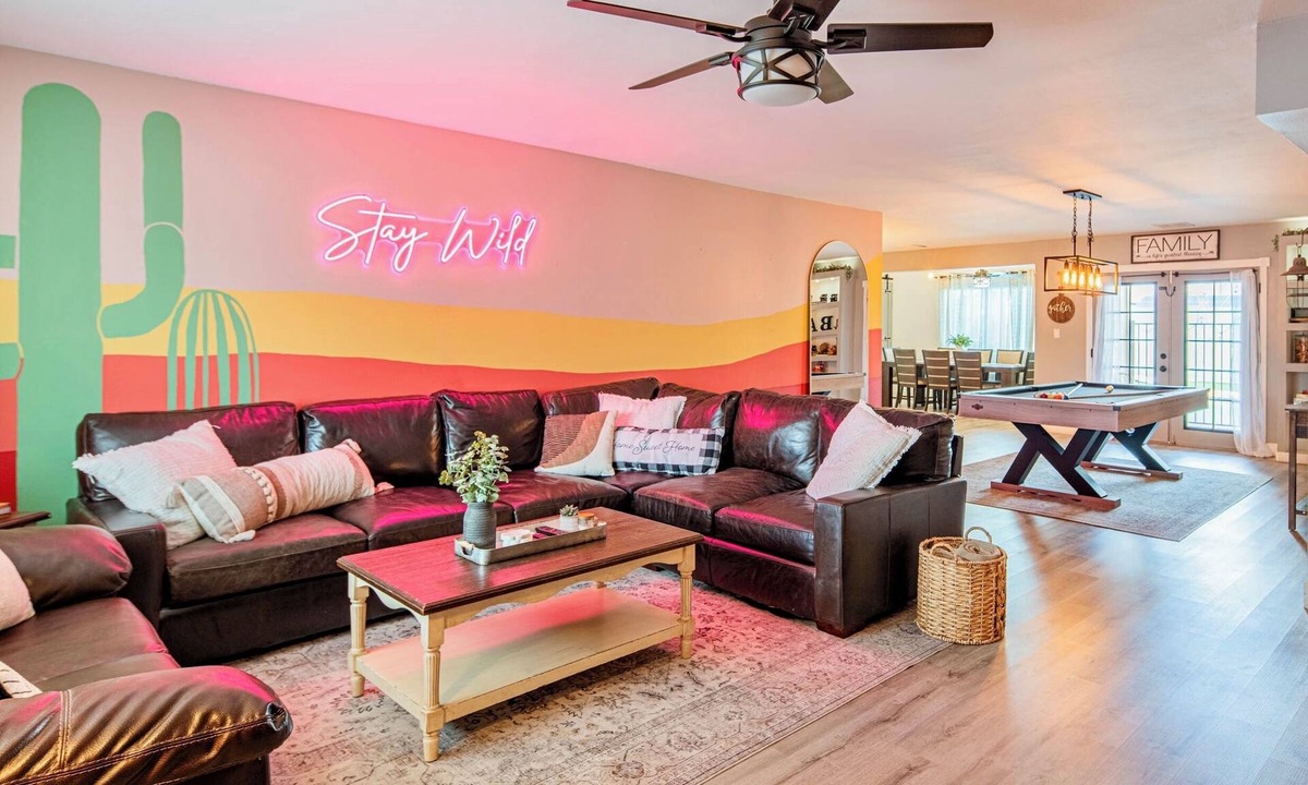 Peoria Ave Citizen's Group House | Spacious 4BR house with Pool Table, Games, AC, Fast WiFi, Workspace, in Glendale