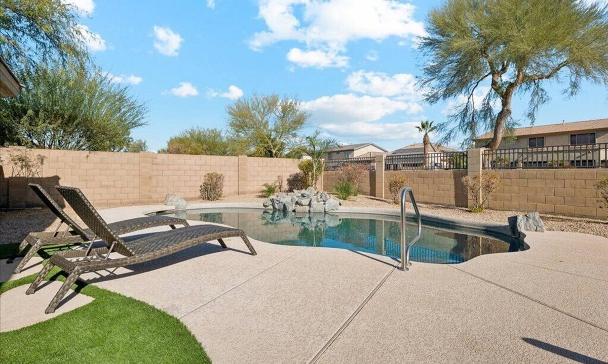 Palm Valley House | Spacious 5-bedroom house with Heated Pool, hot tub and fire pit.