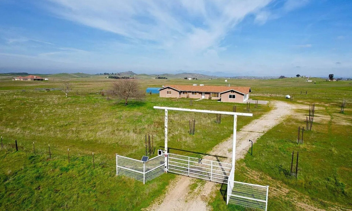 Madera County House | Spacious 5-bedroom Meditation/Yoga/Team Building House