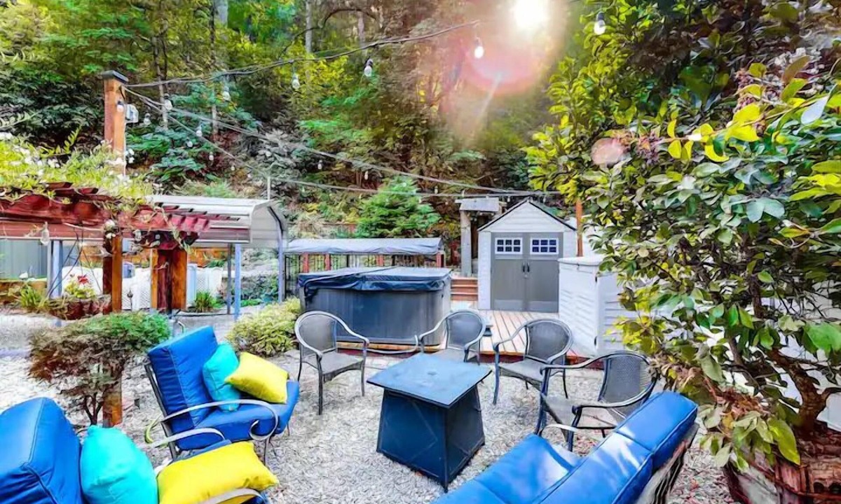 Rio Nido House | Spacious 5BR 5BA Retreat Hot Tub Near river access and pool