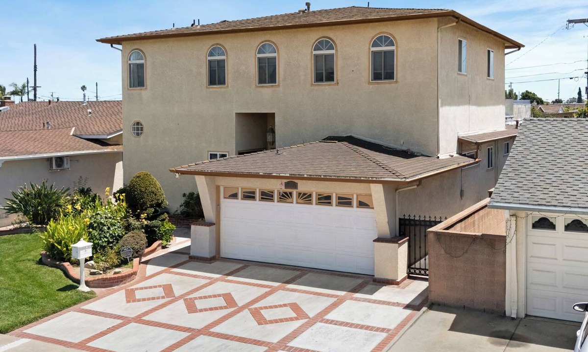 Gardena House | Spacious 6-bedroom house in cool Gardena with AC and gym