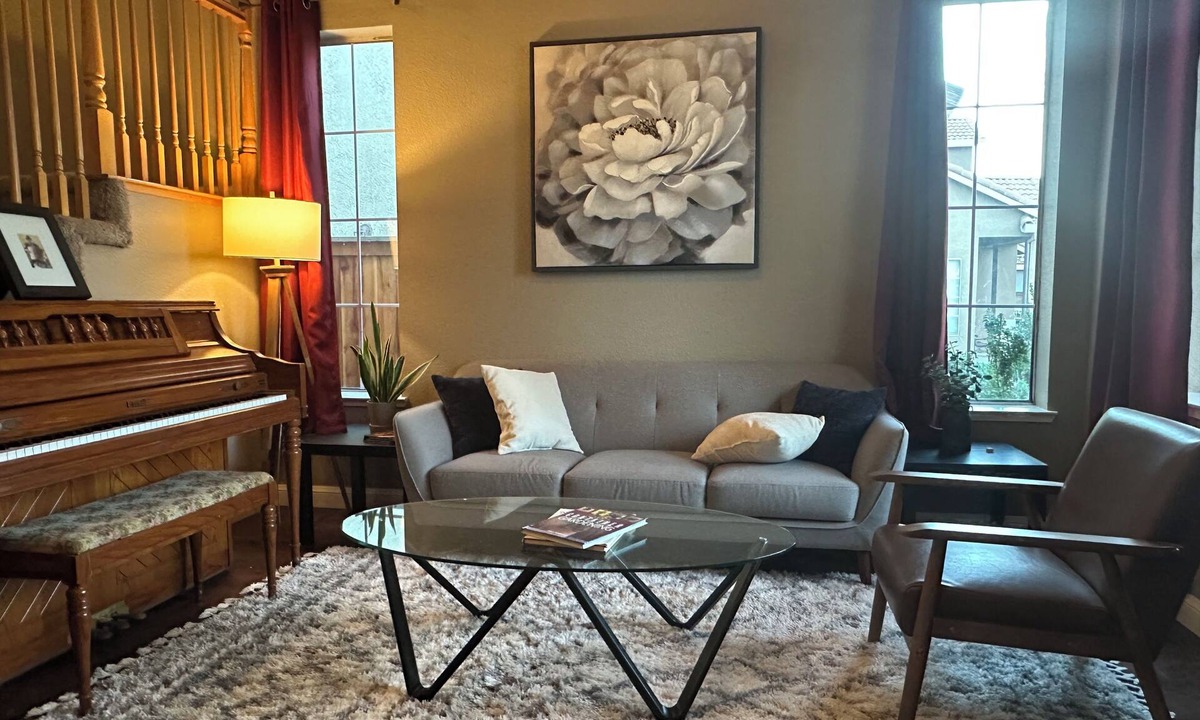 Roseville House | Spacious and bright 4-bedroom retreat close to everything
