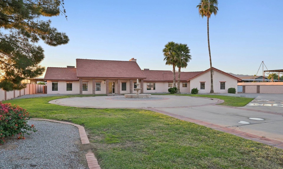 Maricopa County House | Spacious Arizona Home: Pool, Fire-Up Backyard + 5 Bedroom