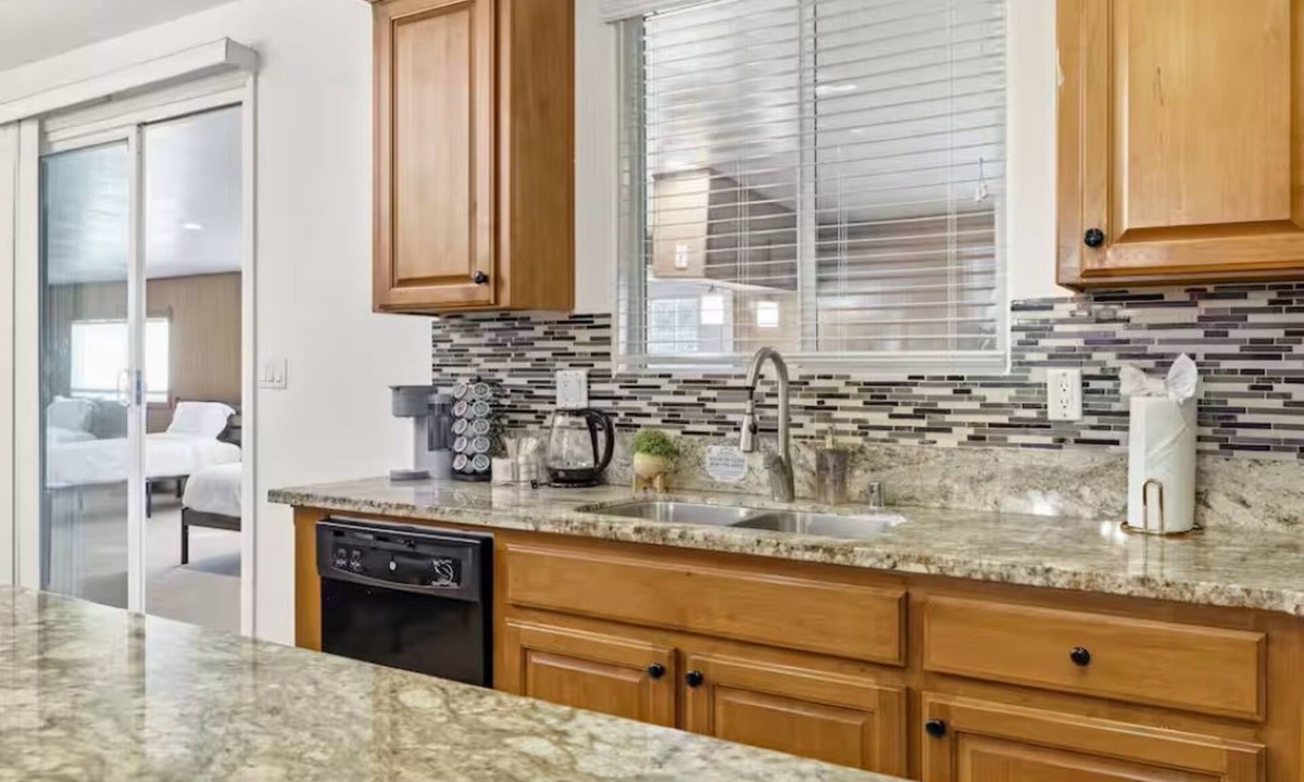 Pumpkin Center House | Spacious Group Stay w/Dual Kitchens
