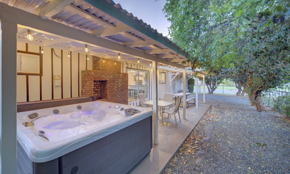 Chico House | Spacious Hot Tub House w Cal King Beds!