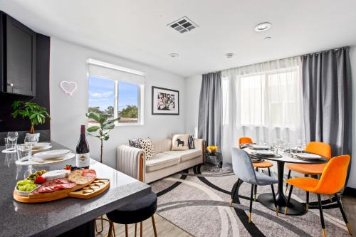 Los Angeles House | Spacious Luxury Villas in the heart of LA! Free parking and Jacuzzi