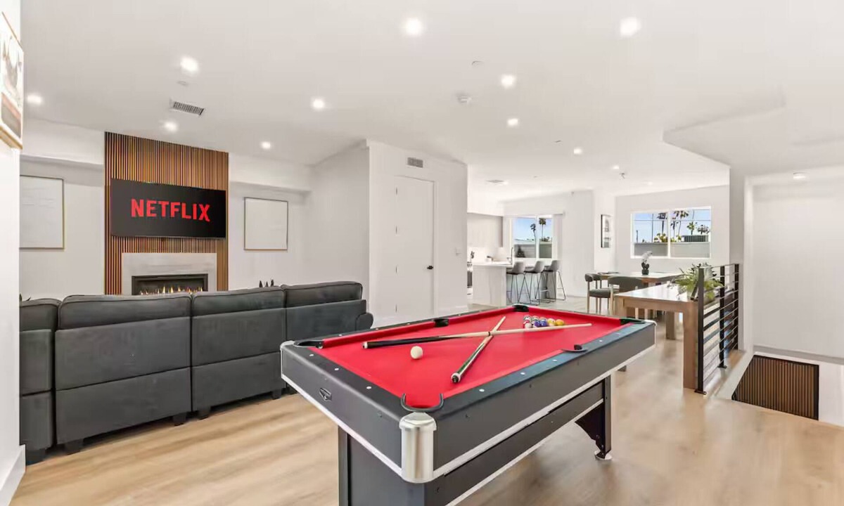 Beverly Hills House | Spacious Modern LA Home for Groups & Families